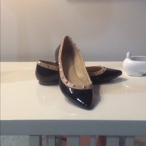 BCBG GENERATION BLACK AND TAN FLATS SIZE 7M